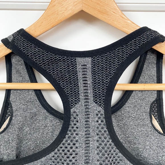 5/$50 🌷🌼🌿 DIADORA Grey Racerback Sports Bra Size S - Picture 6 of 6
